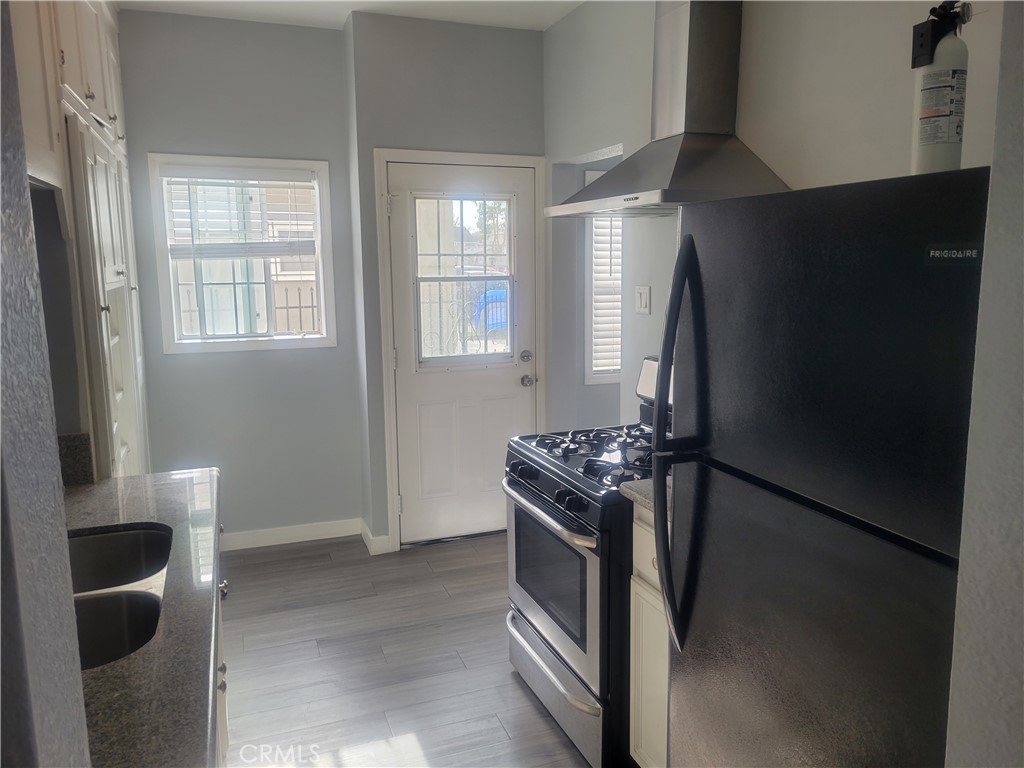 1050 East Hellman Street Long Beach, CA 90813 - Photo 5 of 17 Kitchen