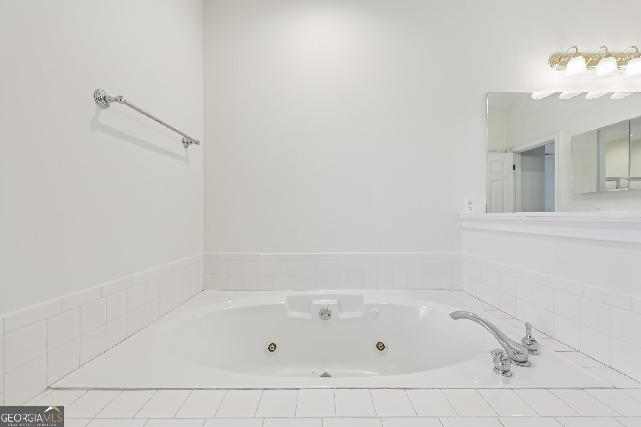 378 Pierce Chapel Road Newnan, GA 30263 - Photo 29 of 66 a bathroom with a bathtub