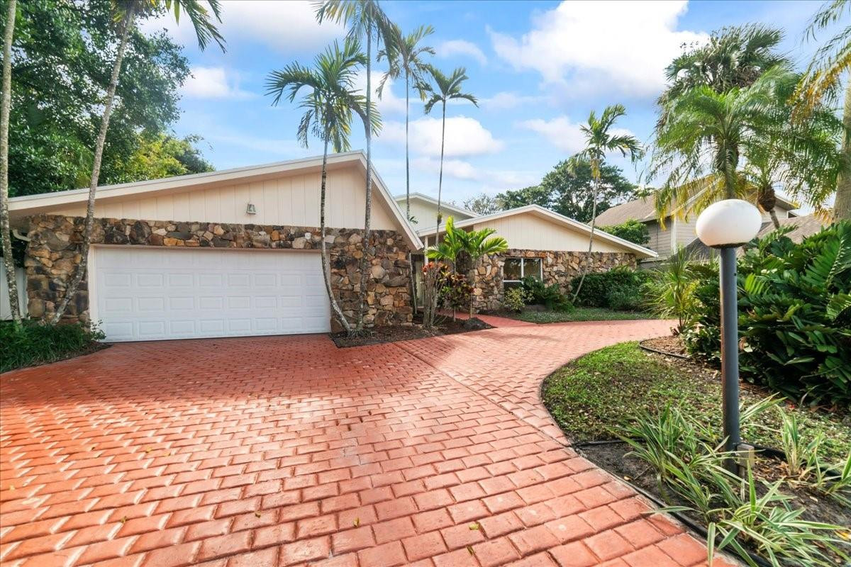 8600 Gatehouse Road Plantation, FL 33324 - Photo 3 of 27 a view of a garden with an umbrella