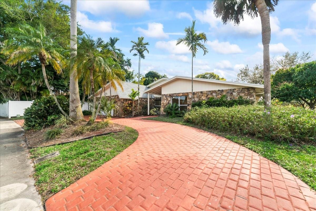 8600 Gatehouse Road Plantation, FL 33324 - Photo 4 of 27 a backyard of a house with a garden and outdoor seating