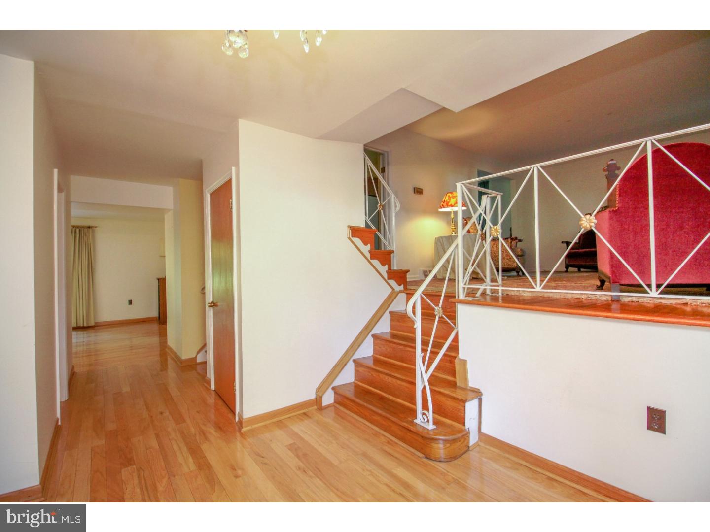 700 West Rolling Road Springfield, PA 19064 - Photo 5 of 25 Foyer