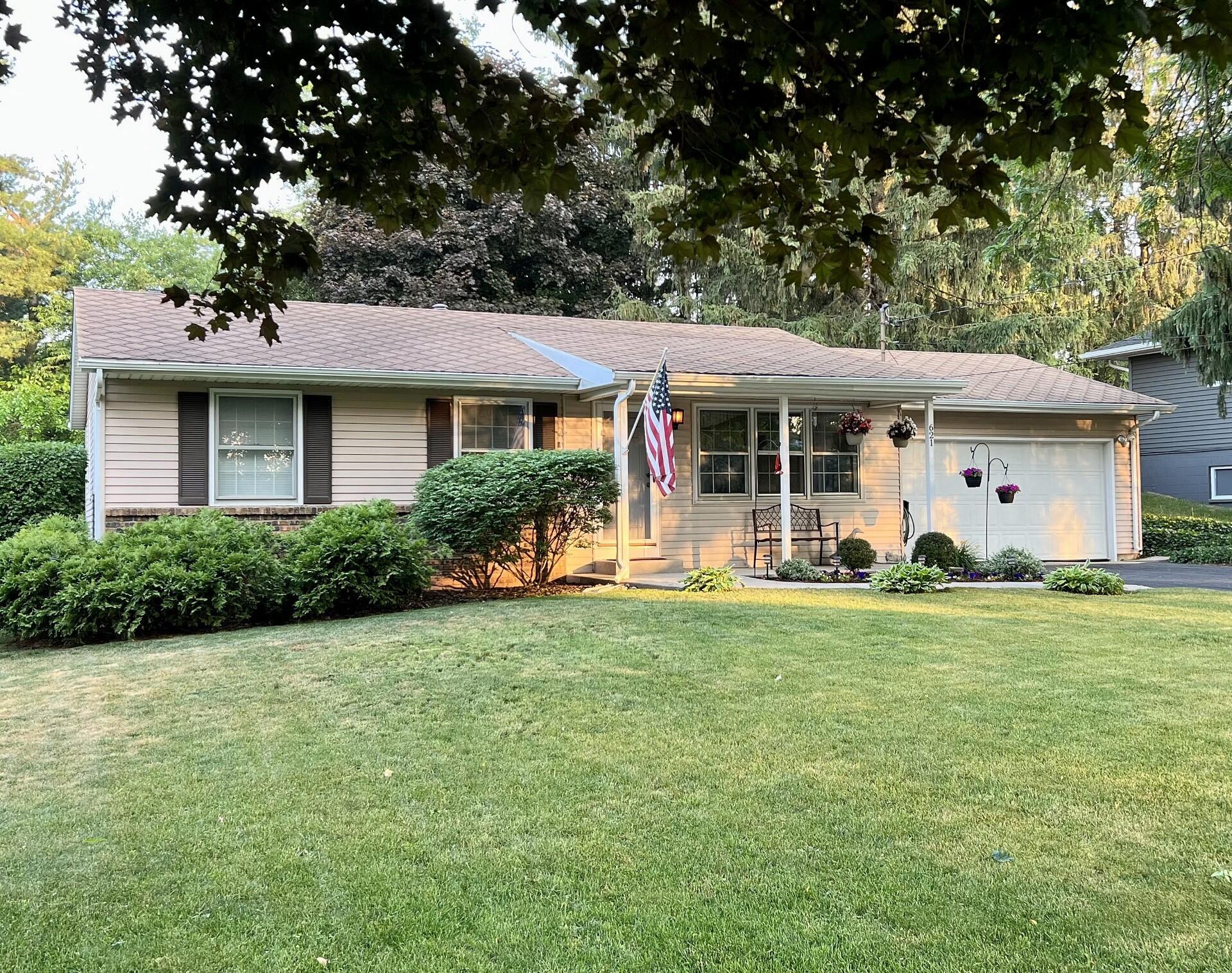 621 Piccadilly Road Kalamazoo, MI 49006 - Photo 1 of 20 621 Picccadilly