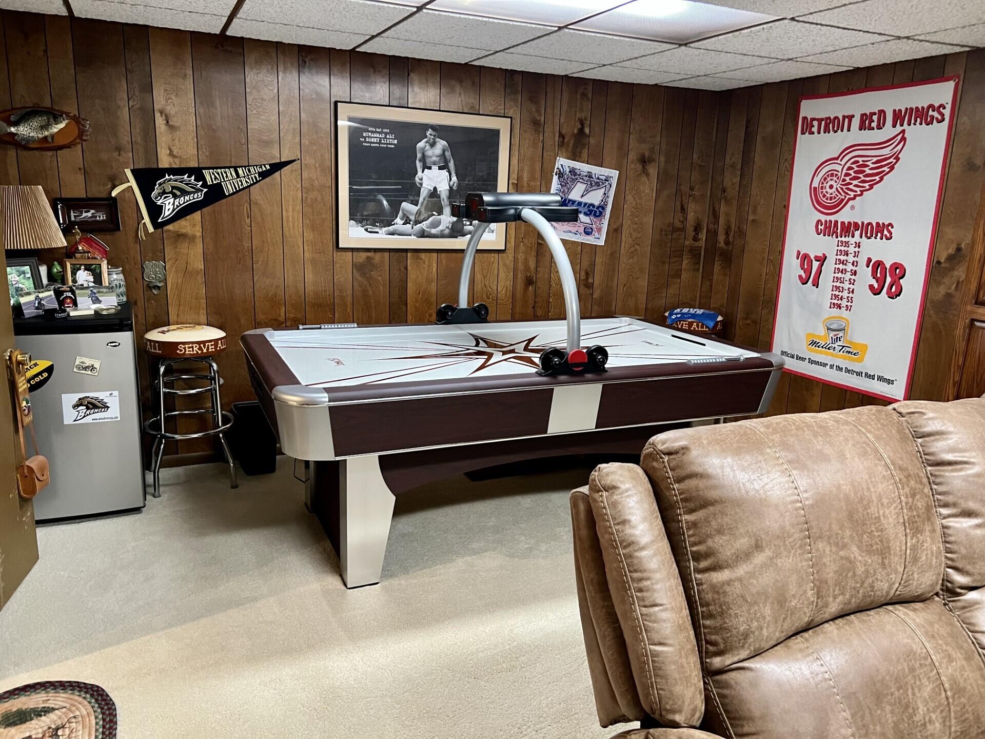 621 Piccadilly Road Kalamazoo, MI 49006 - Photo 14 of 20 Air Hockey 2