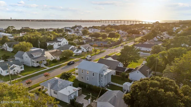 $2,250 | 1406 Evans Street, Unit B, Morehead City, NC 28557