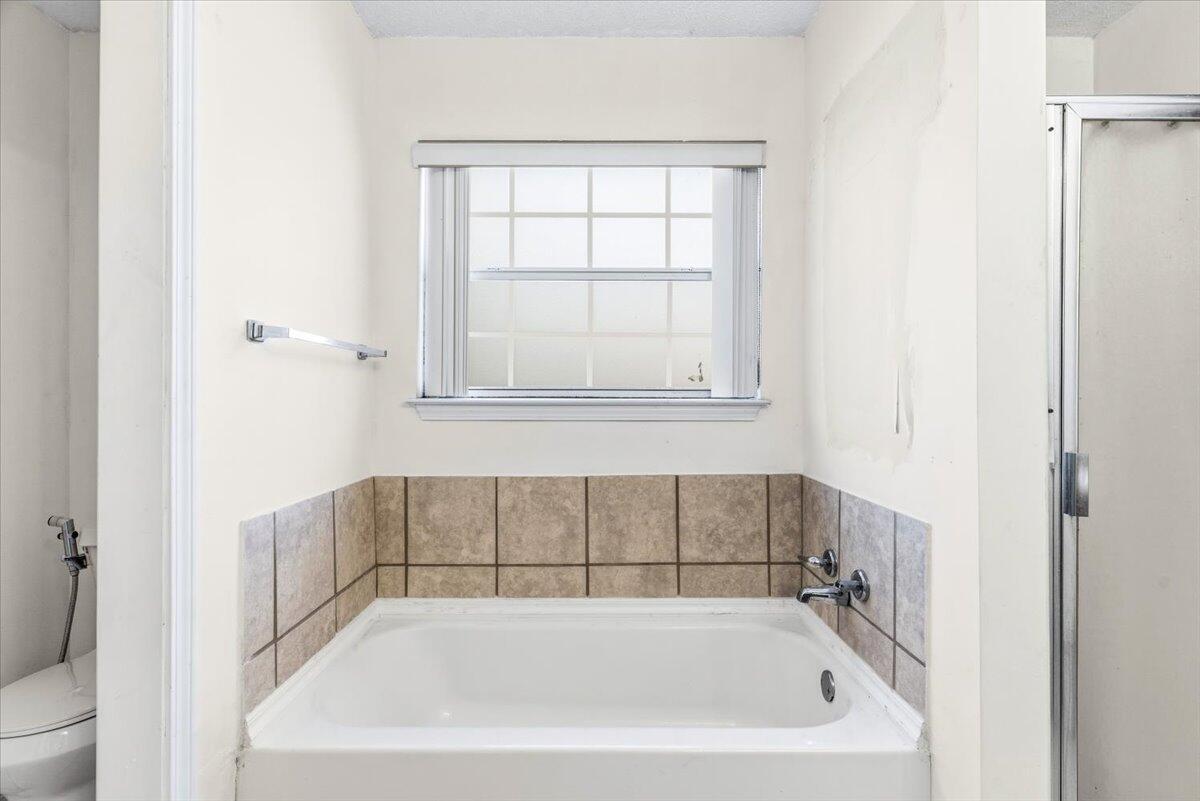 7095 Jasper Street Navarre, FL 32566 - Photo 18 of 26 a bathroom with a bathtub