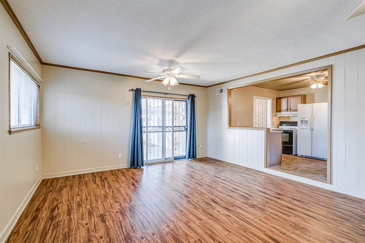 4862 Verne Road Memphis, TN 38117 - Photo 12 of 23 The very large and spacious den right off of the kitchen.