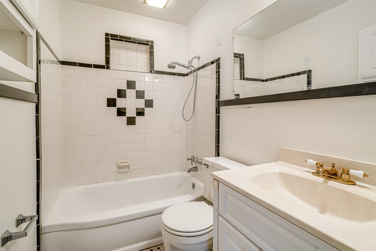 4862 Verne Road Memphis, TN 38117 - Photo 19 of 23 Second full bath.