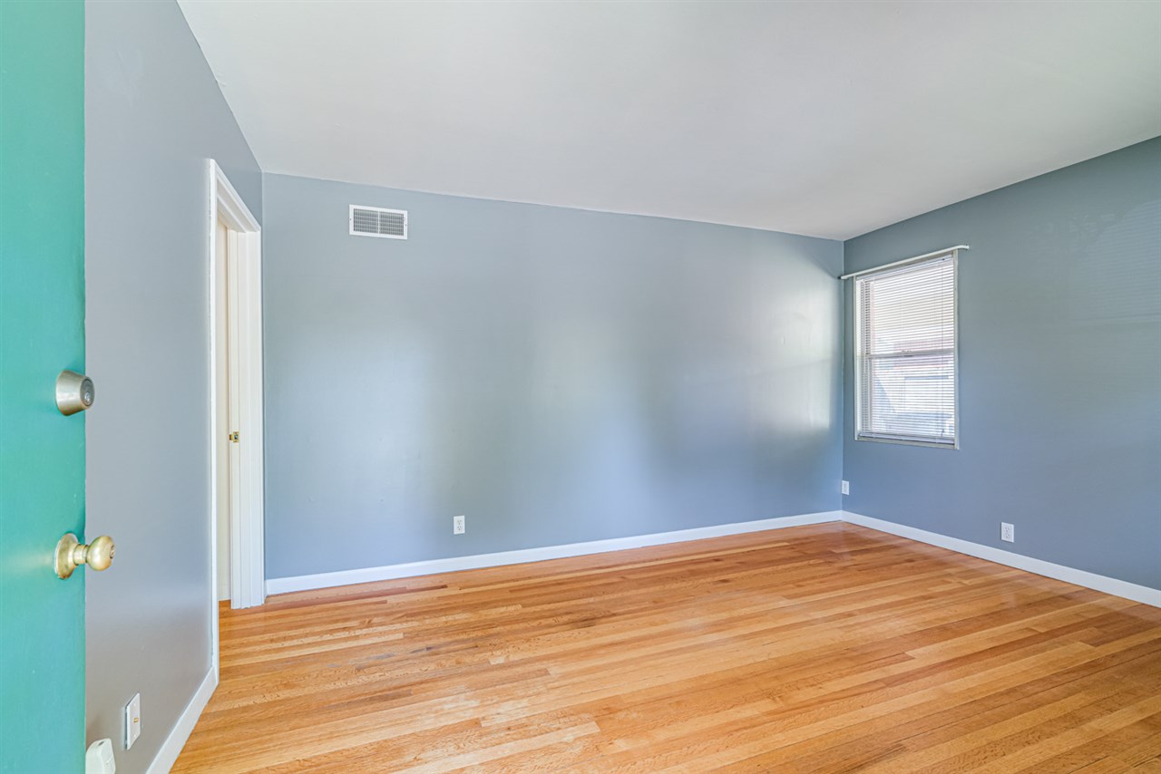 4862 Verne Road Memphis, TN 38117 - Photo 5 of 23 Another view of the living room.