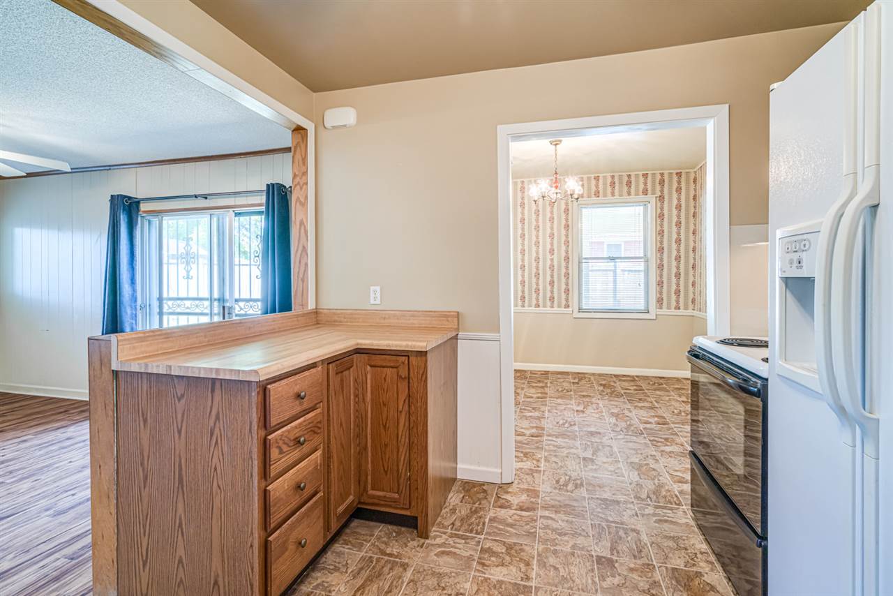4862 Verne Road Memphis, TN 38117 - Photo 8 of 23 A view of the dining room from the kitchen.