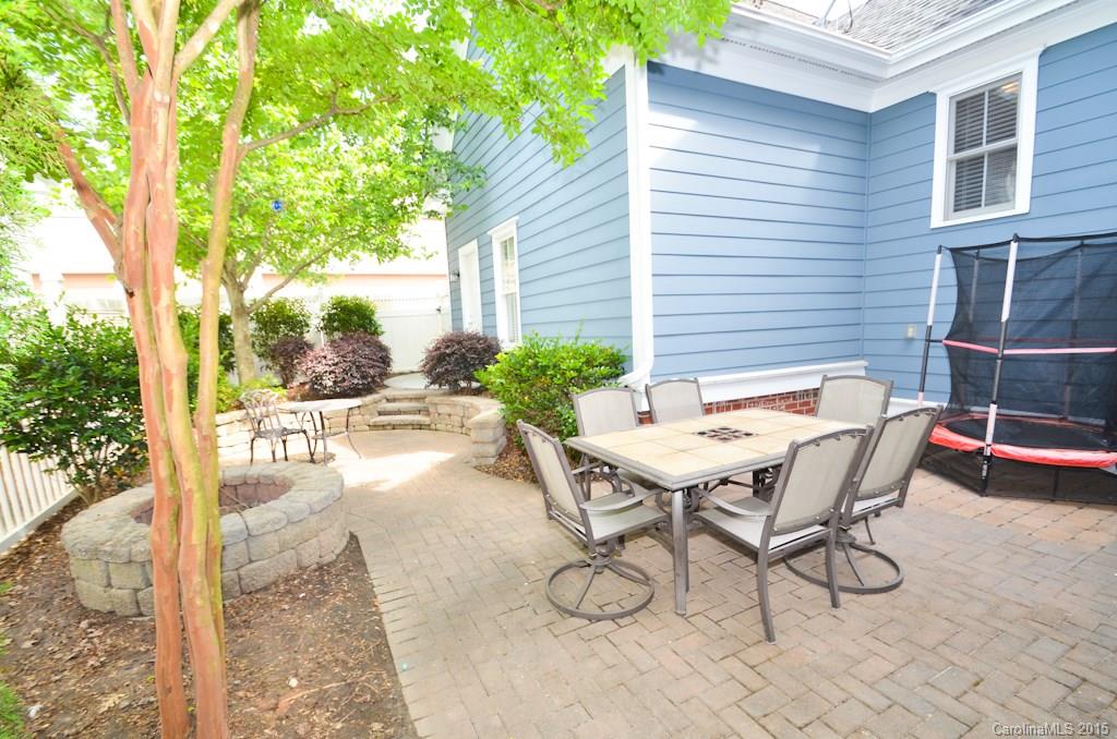 814 Promenade Walk Fort Mill, SC 29708 - Photo 22 of 24 a backyard of a house with table and chairs