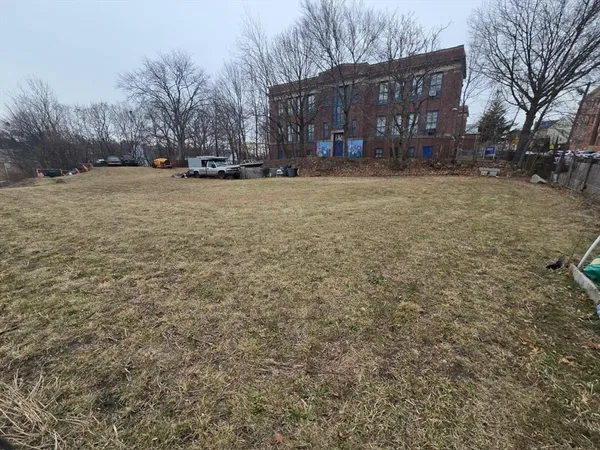 a view of a yard with a house