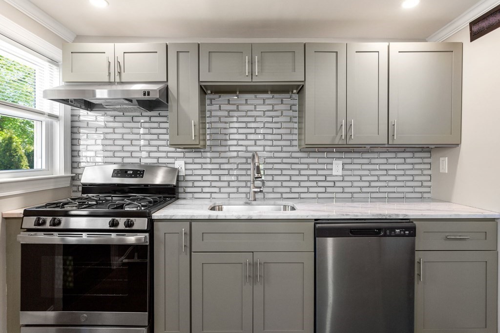 10 Hampton Street Saugus, MA 01906 - Photo 4 of 23