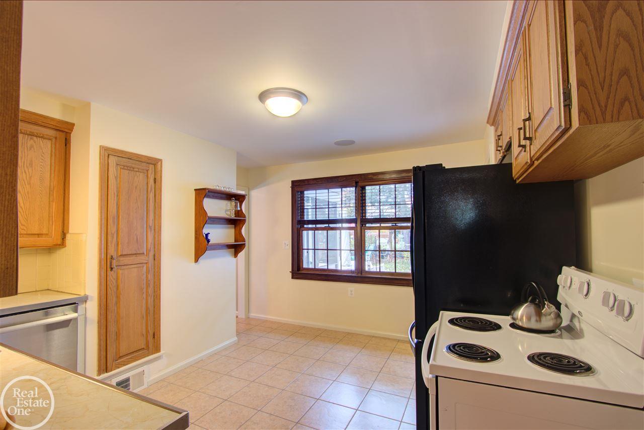 1557 Torrey Road Grosse Pointe, MI 48236 - Photo 30 of 38 31364207-29.JPG