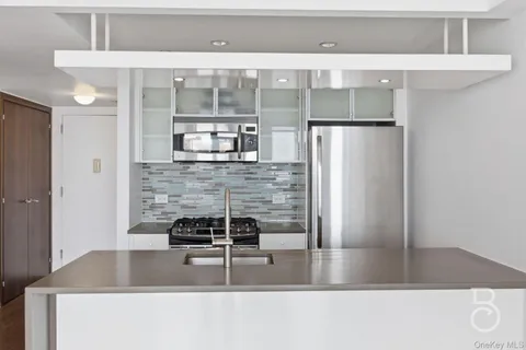 $689,000 | 21-24 30th Avenue, Unit 4A | Astoria