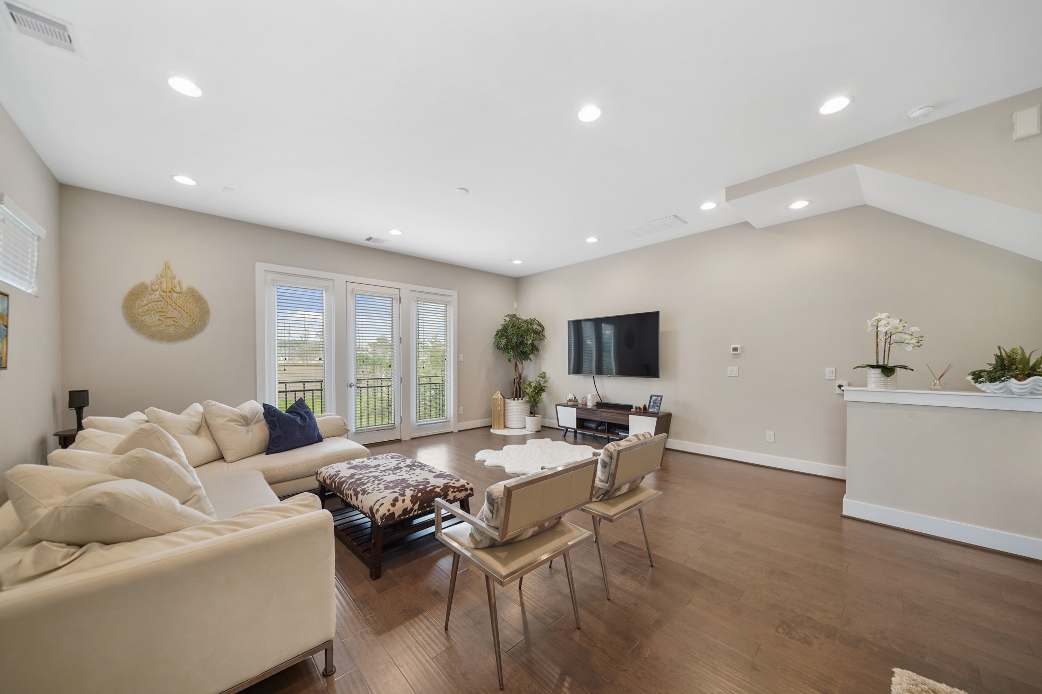 1824 Bonner Street Houston, TX 77007 - Photo 6 of 39 a living room with furniture and a table