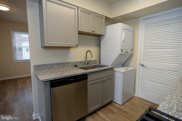 $2,442 | 8343 Irongate Way, Manassas, VA 20109