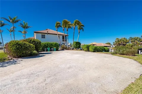 a view of patio and entertaining space