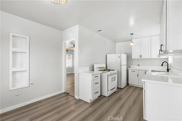 a view of window in an empty room