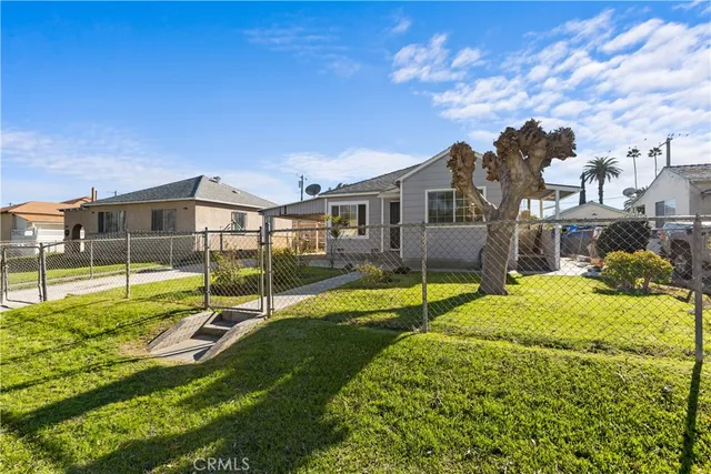 a view of a house with backyard and sitting area