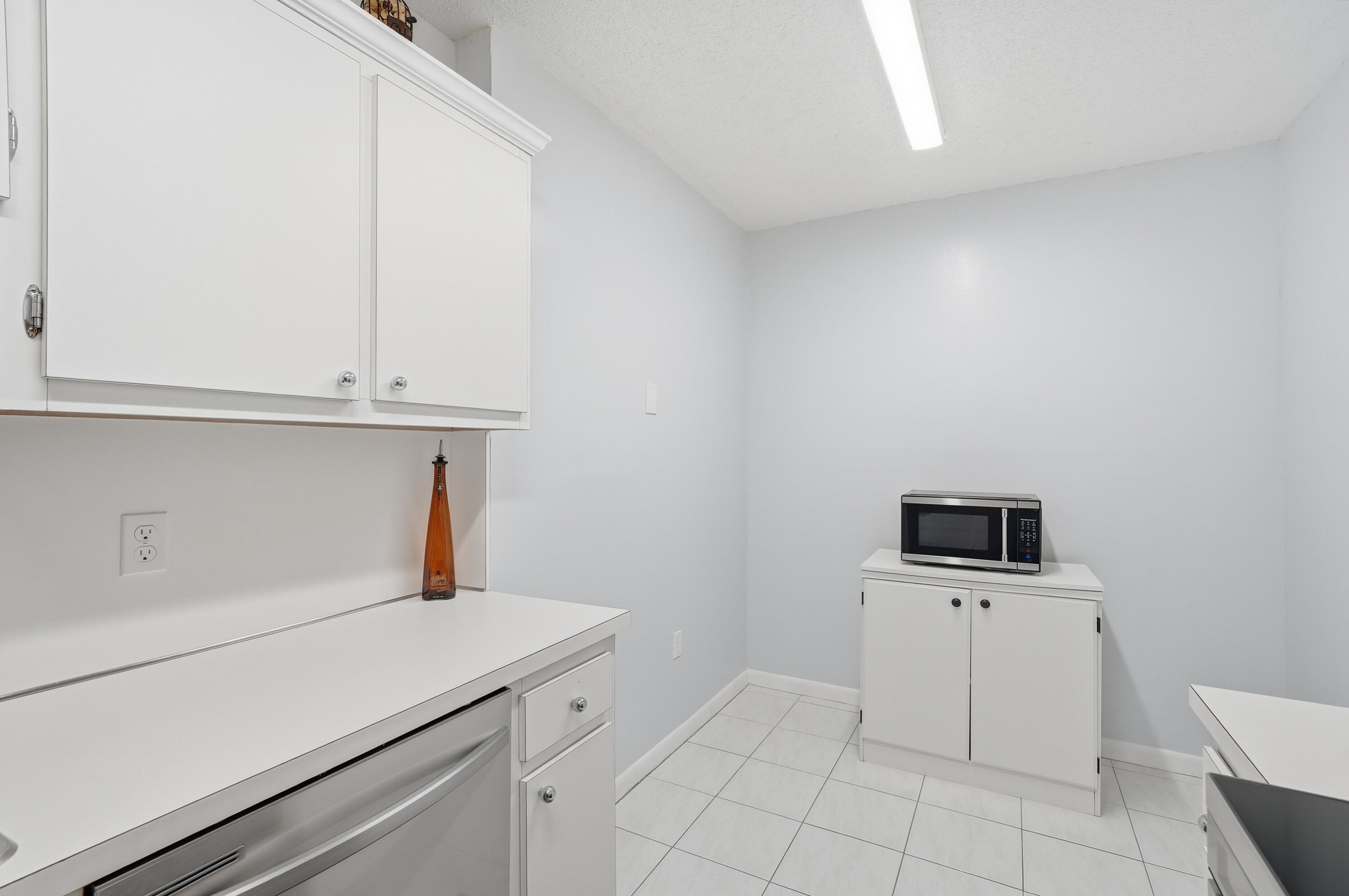 3850 Washington Street, Unit 1003 Hollywood, FL 33021 - Photo 10 of 30 a utility room with washer and dryer