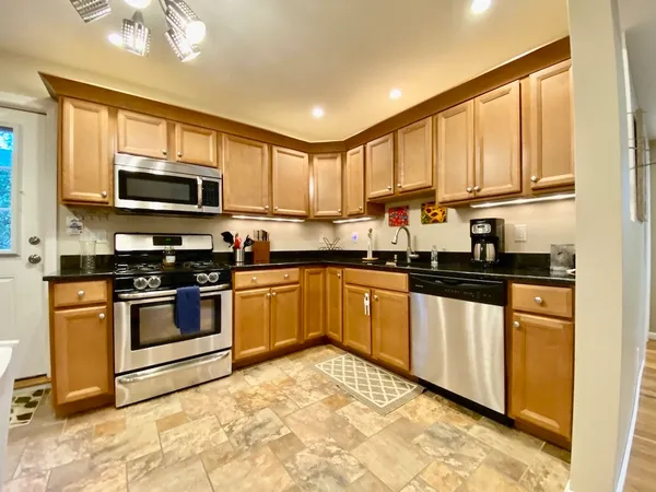 $2,600 | 61 Callender Avenue, Unit 2, Newport, RI 02840