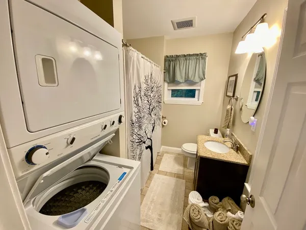 $2,600 | 61 Callender Avenue, Unit 2, Newport, RI 02840