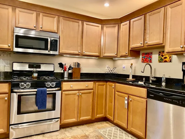 $2,600 | 61 Callender Avenue, Unit 2, Newport, RI 02840