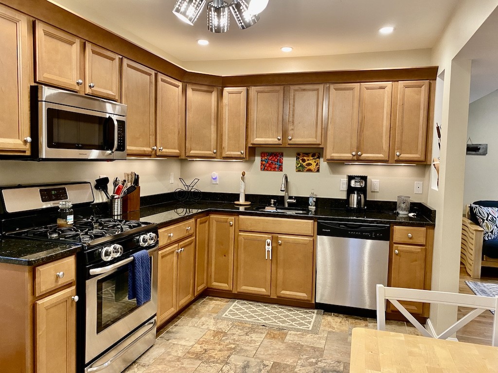 61 Callender Avenue, Unit 2 Newport, RI 02840 - Photo 3 of 25