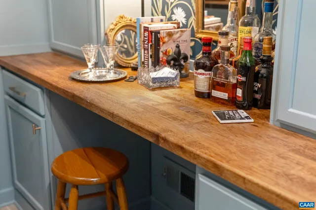 a view of a house with backyard