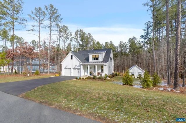 a view of backyard of the house