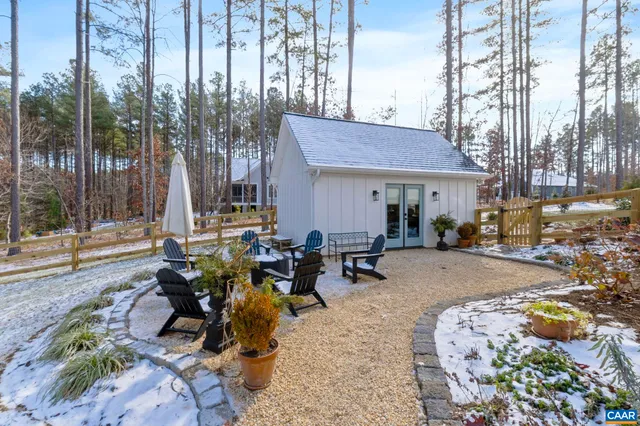 a view of a house with backyard