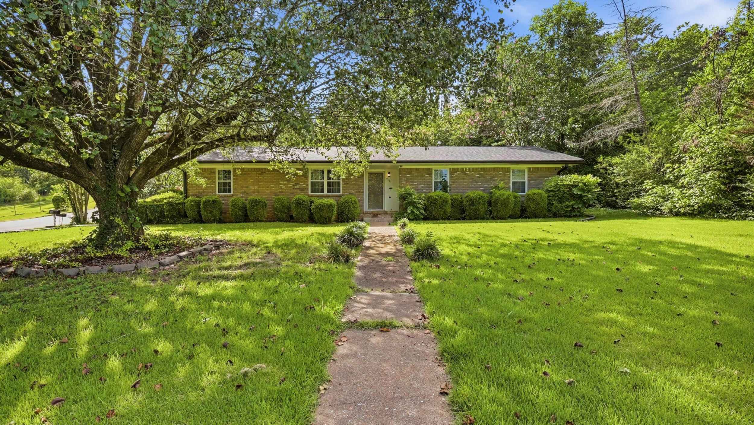 9121 North Hickory Valley Road Chattanooga, TN 37416 - Photo 2 of 27 2_9121 n hickory valley rd-2
