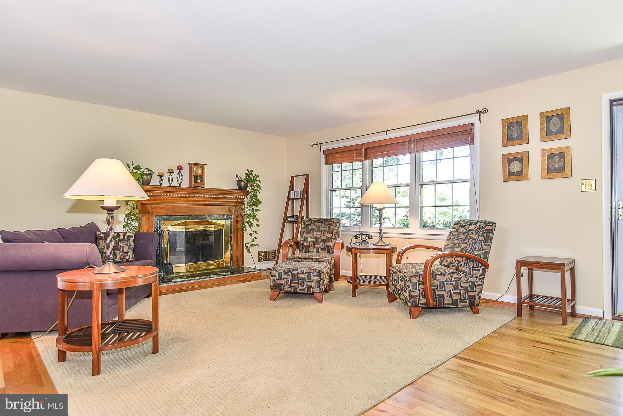 631 Tazewell Road Northwest Vienna, VA 22180 - Photo 3 of 30 Living Room