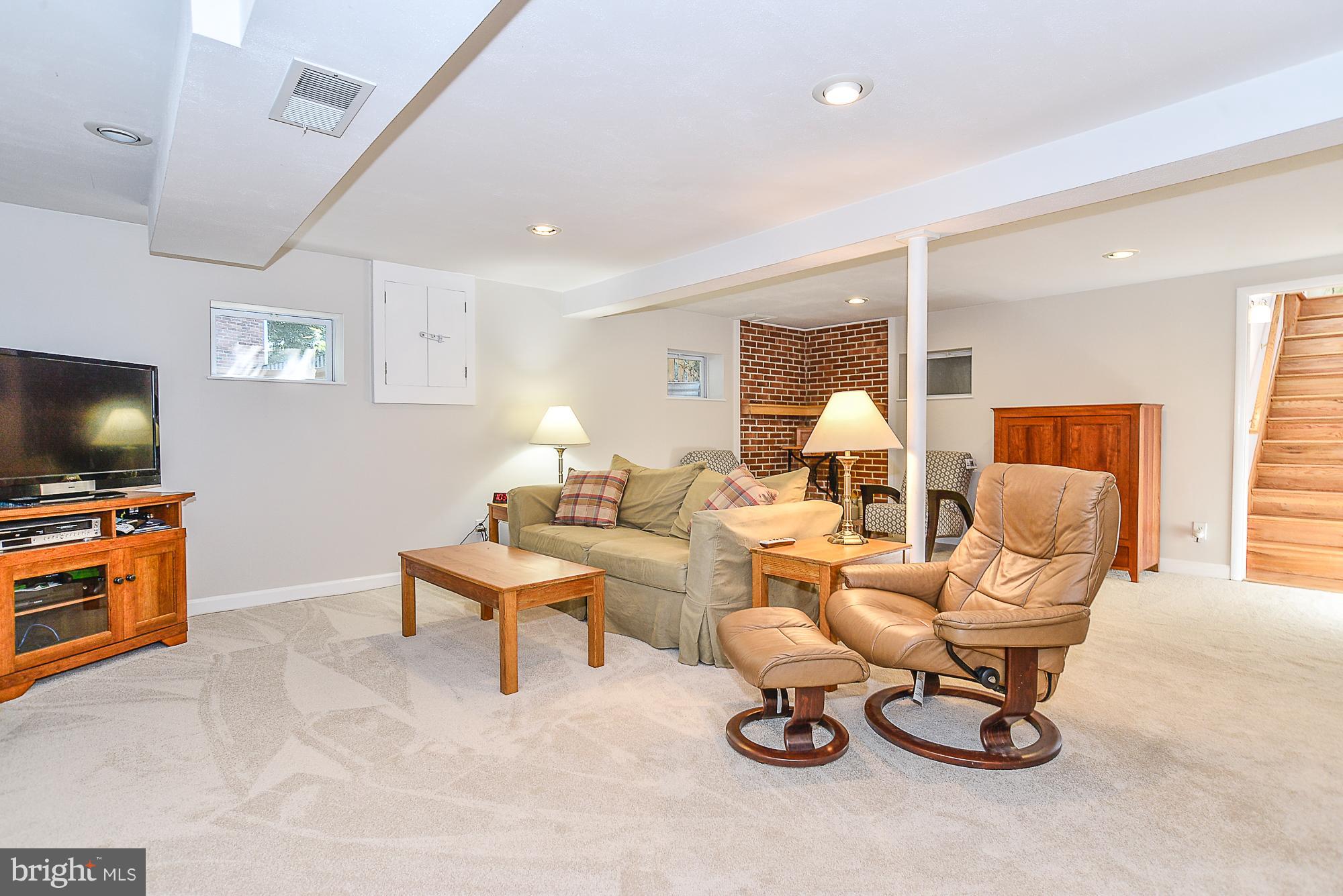 631 Tazewell Road Northwest Vienna, VA 22180 - Photo 22 of 30 Family Room