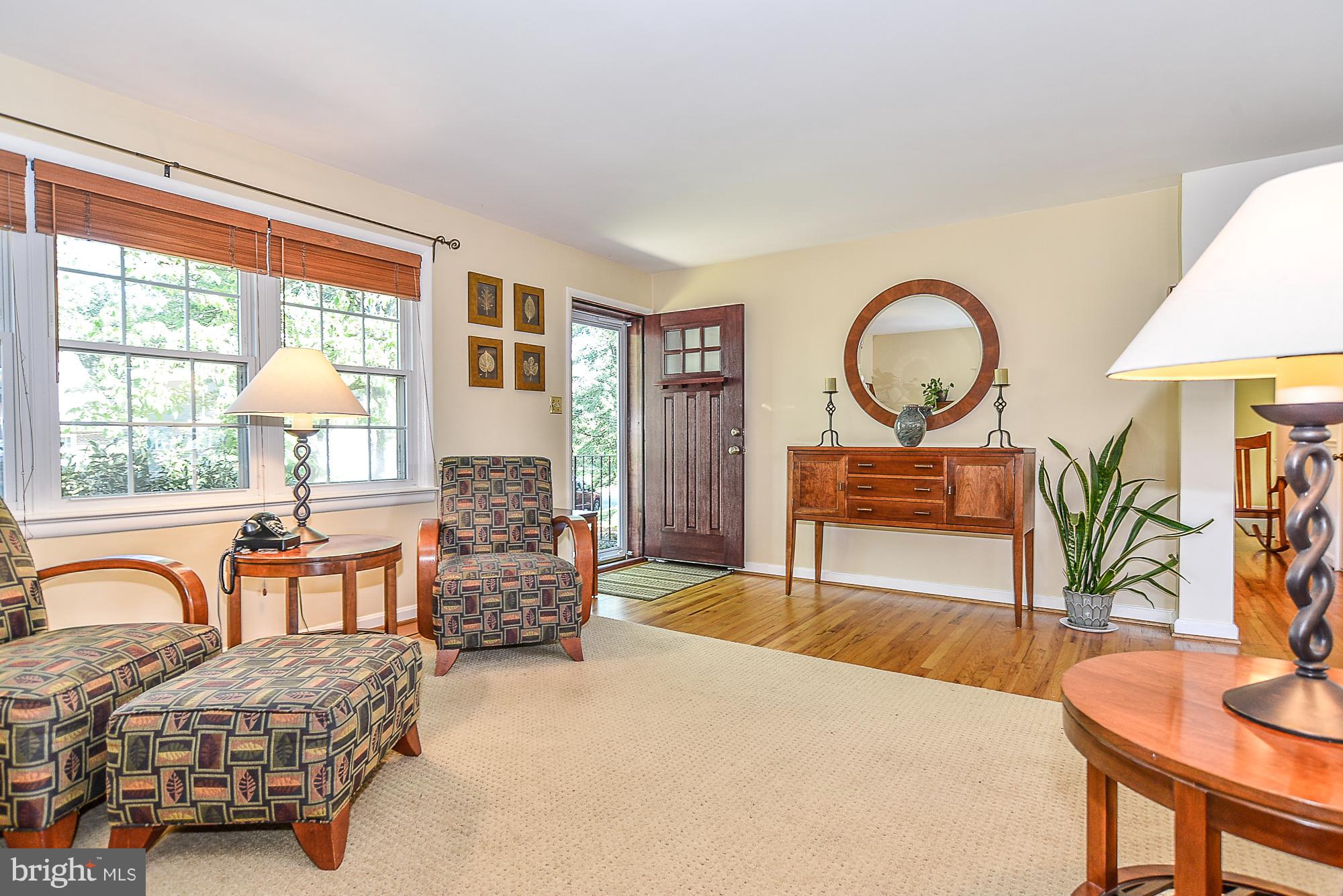 631 Tazewell Road Northwest Vienna, VA 22180 - Photo 7 of 30 Living Room