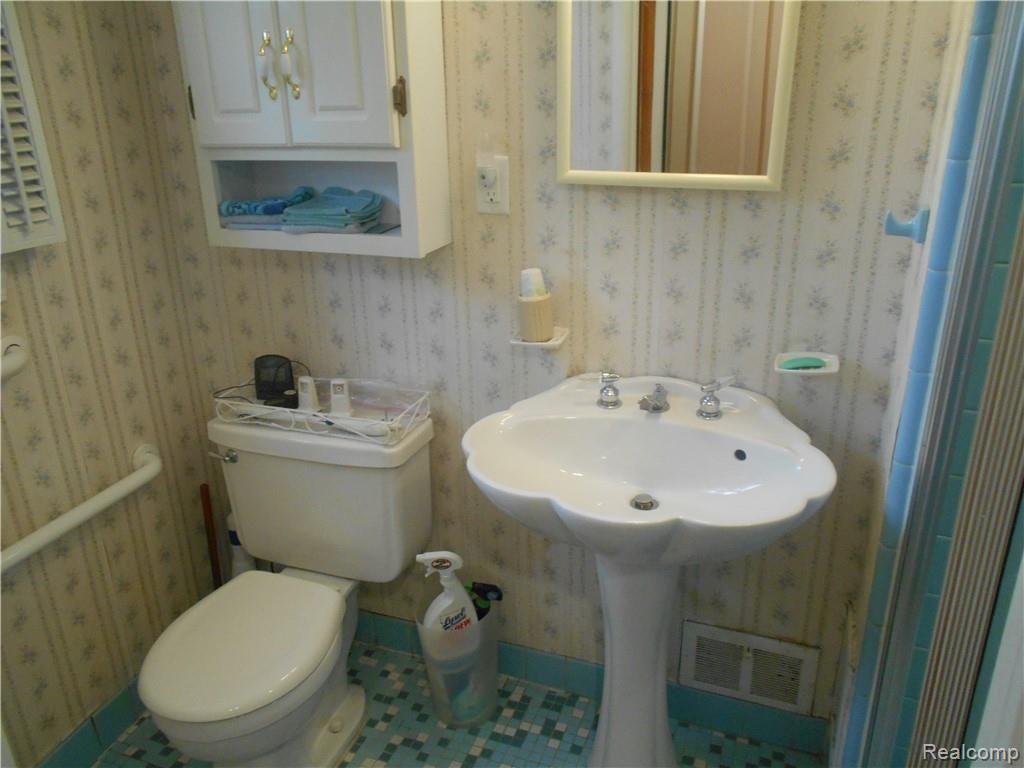 16006 Riverside Drive Livonia, MI 48154 - Photo 24 of 35 DSCN0168.JPG