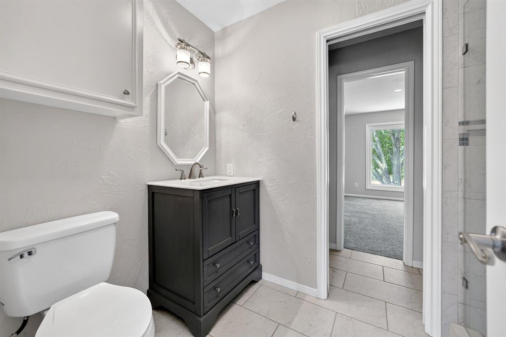 1201 Robbins Road Athens, TX 75751 - Photo 32 of 40 2nd Floor- Left Side Jack / Jill Style Bathroom.
