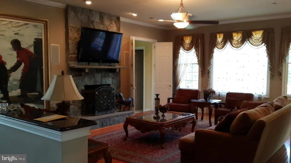 10607 Rivers Bend Court Potomac, MD 20854 - Photo 13 of 25 Family Room