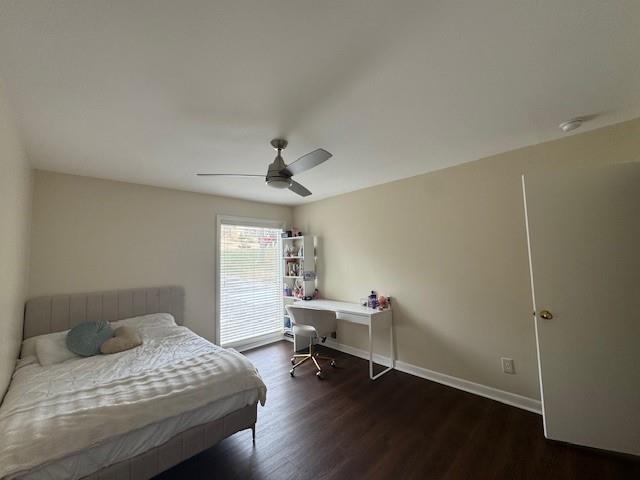 192 Kings Row Northeast Marietta, GA 30067 - Photo 16 of 34 a bedroom with a bed and a chair