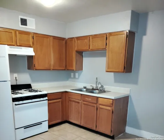 $795 | 2500 Avenue East, Unit 8A, Hondo, TX 78861