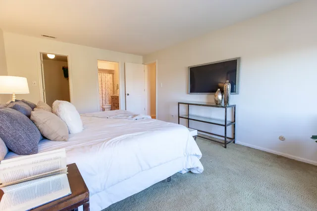 $339,490 | 701 Lake Hinsdale Drive, Unit 306, Willowbrook, IL 60527