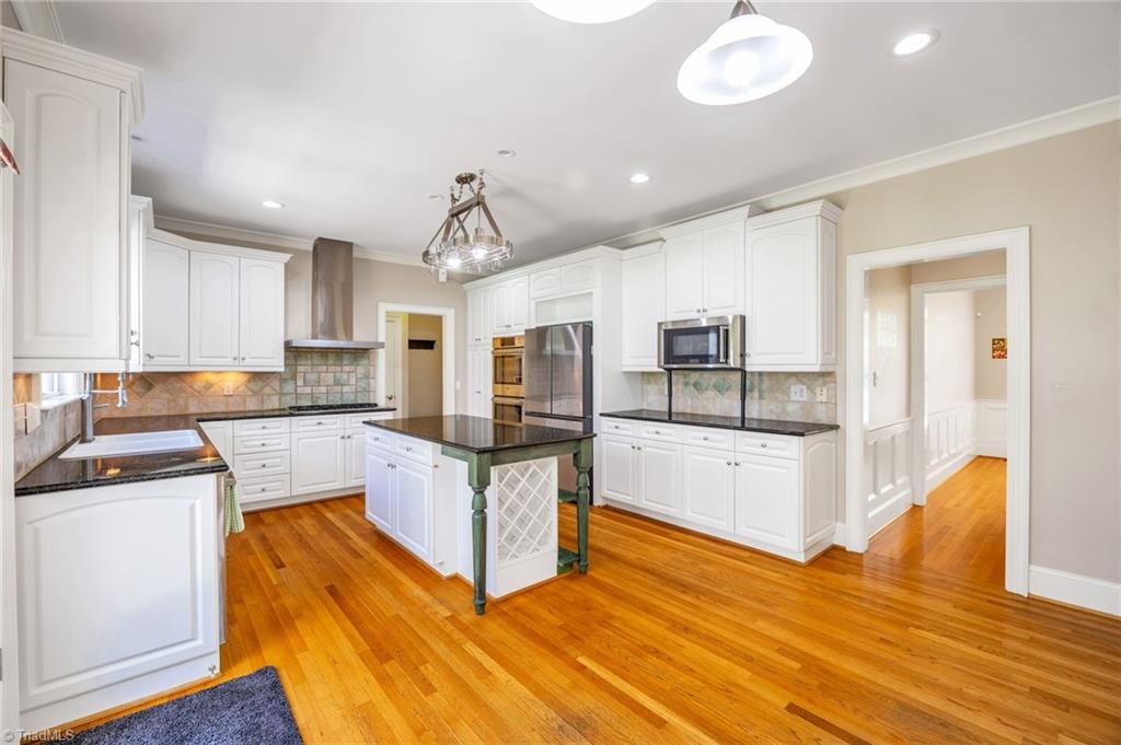 6694 Fegan Road Summerfield, NC 27358 - Photo 11 of 35 Breakfast and Kitchen