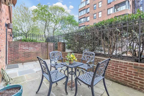 $1,550,000 | 11 Lafayette Court, Unit 1C, Greenwich, CT 06830