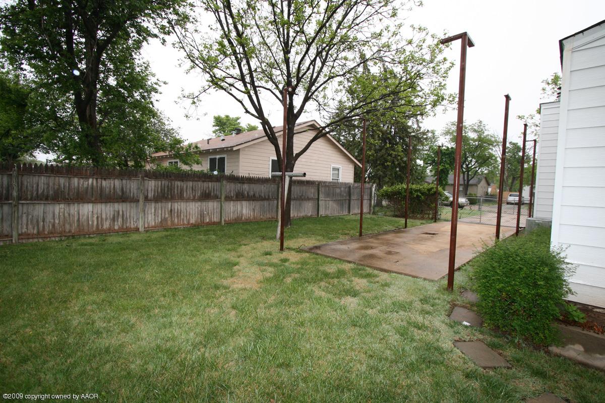 4318 South Ong Street Amarillo, TX 79110 - Photo 13 of 14 a view of a yard with a large tree