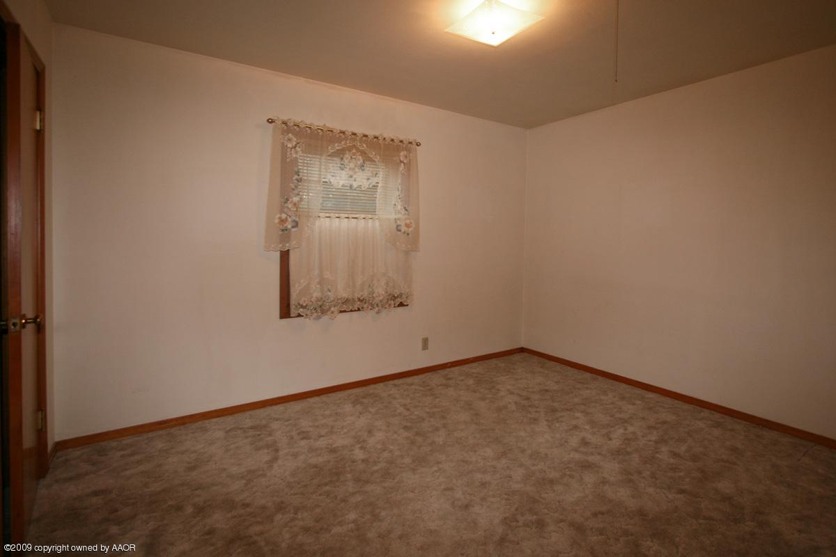 4318 South Ong Street Amarillo, TX 79110 - Photo 5 of 14 an empty room with a window