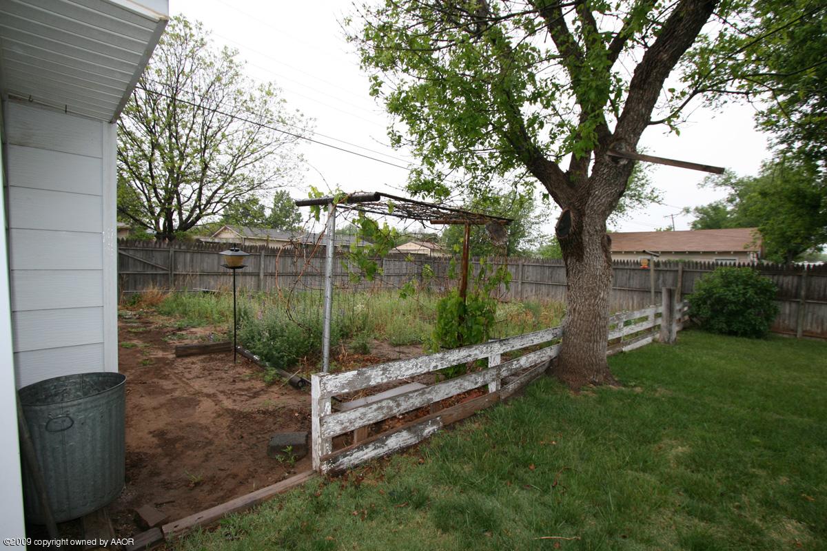 4318 South Ong Street Amarillo, TX 79110 - Photo 10 of 14 a backyard of a house with lots of green space