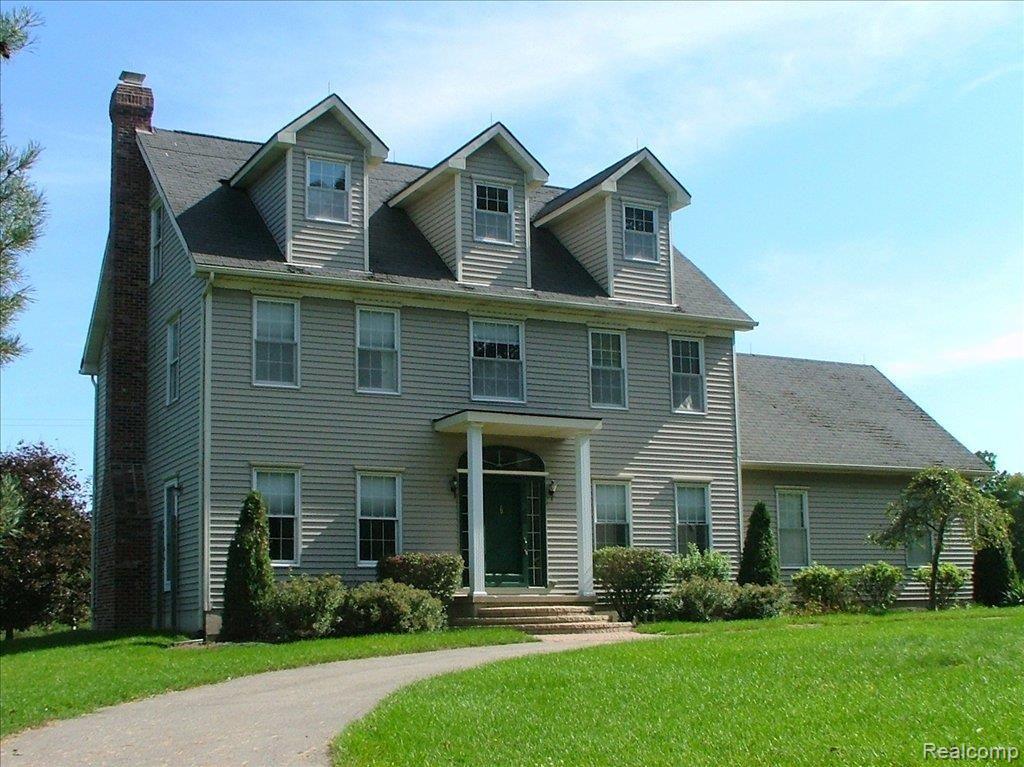 4830 Fenton Road Hartland, MI 48353 - Photo 1 of 12 Front with Circular Drive