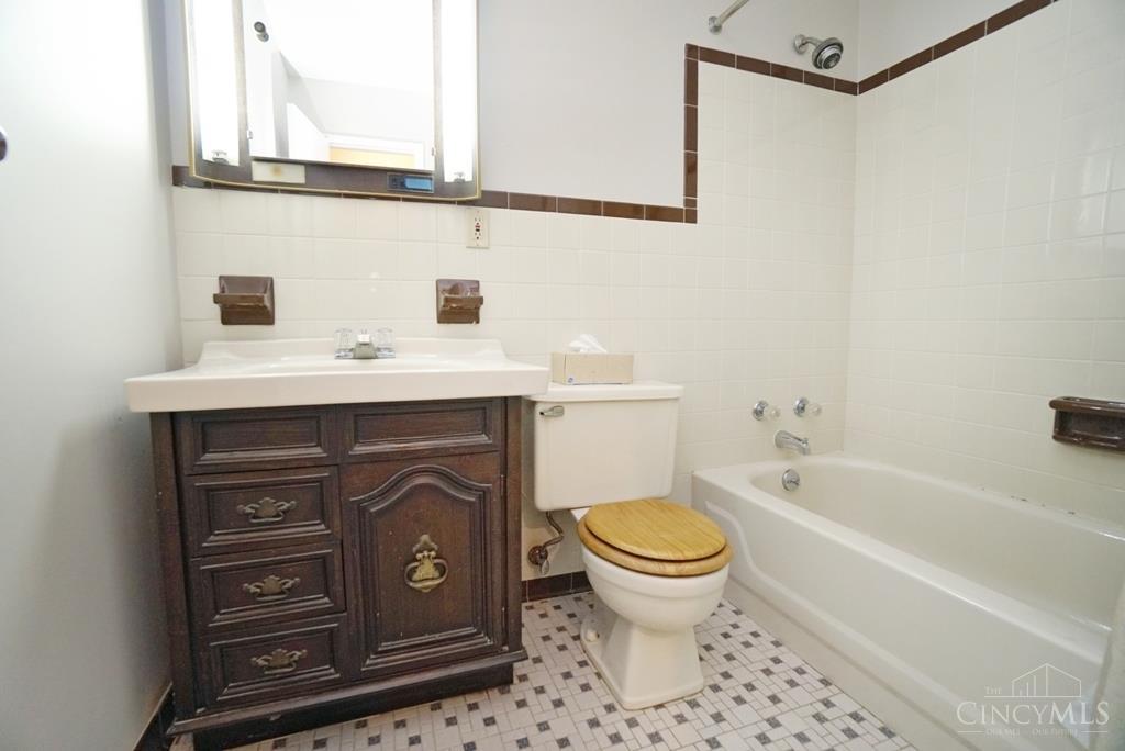 2253 Compton Road Cincinnati, OH 45231 - Photo 12 of 27 Gallery Image 12