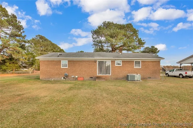a view of a house with a backyard
