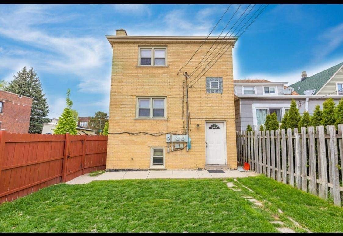 5057 West Dakin Street, Unit G Chicago, IL 60641 - Photo 17 of 19 a view of a back yard of the house